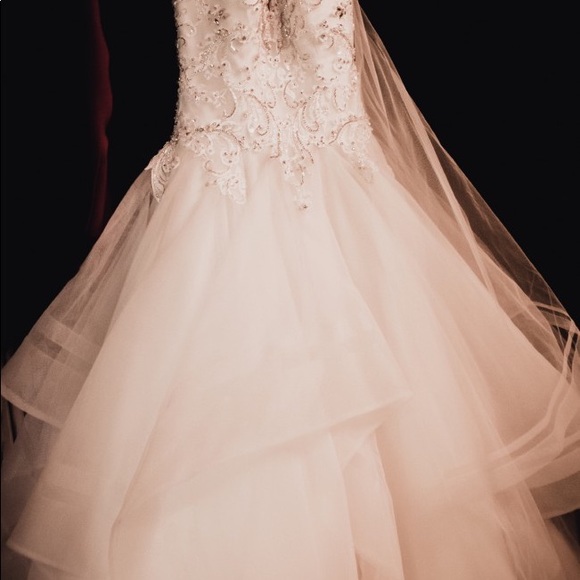 Wedding Dress 👀 | Maggie Sottero Size 4 (tag: Size 6) - Picture 9 of 13